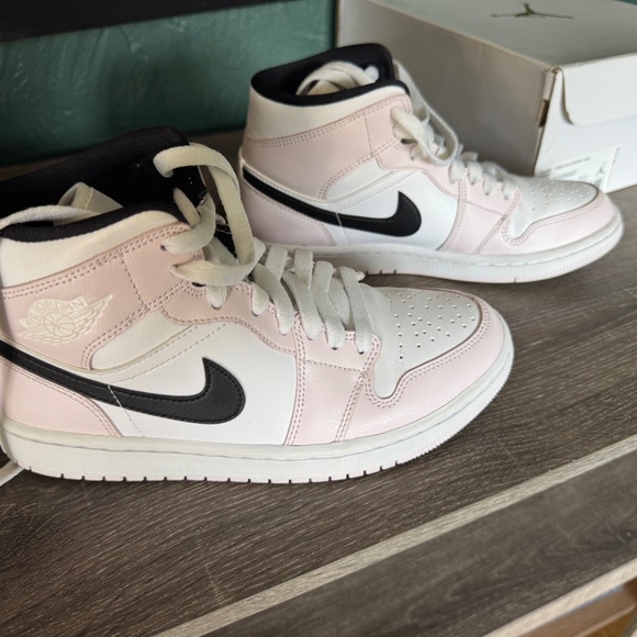 Jordan 1 Mid Barely Rose Womens 7.5 - Picture 4 of 7